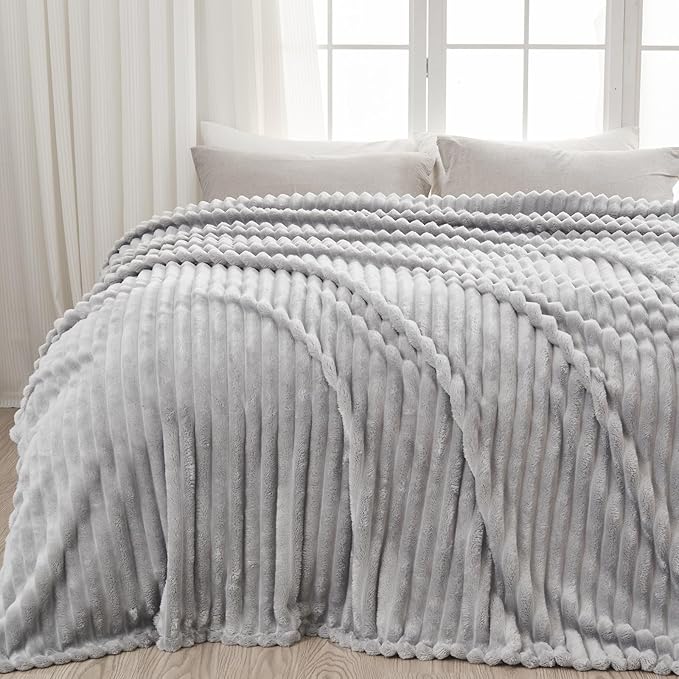 NEWCOSPLAY Super Soft Twin Blanket Light Grey Premium Silky Flannel Fleece 3D Ribbed Jacquard Lightweight Bed Blanket All Season Use (Light Grey Ribbed, Twin(60"x80"))